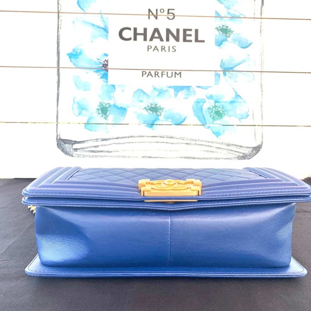 CHANEL Medium Boy Bag - Picture 5 of 13